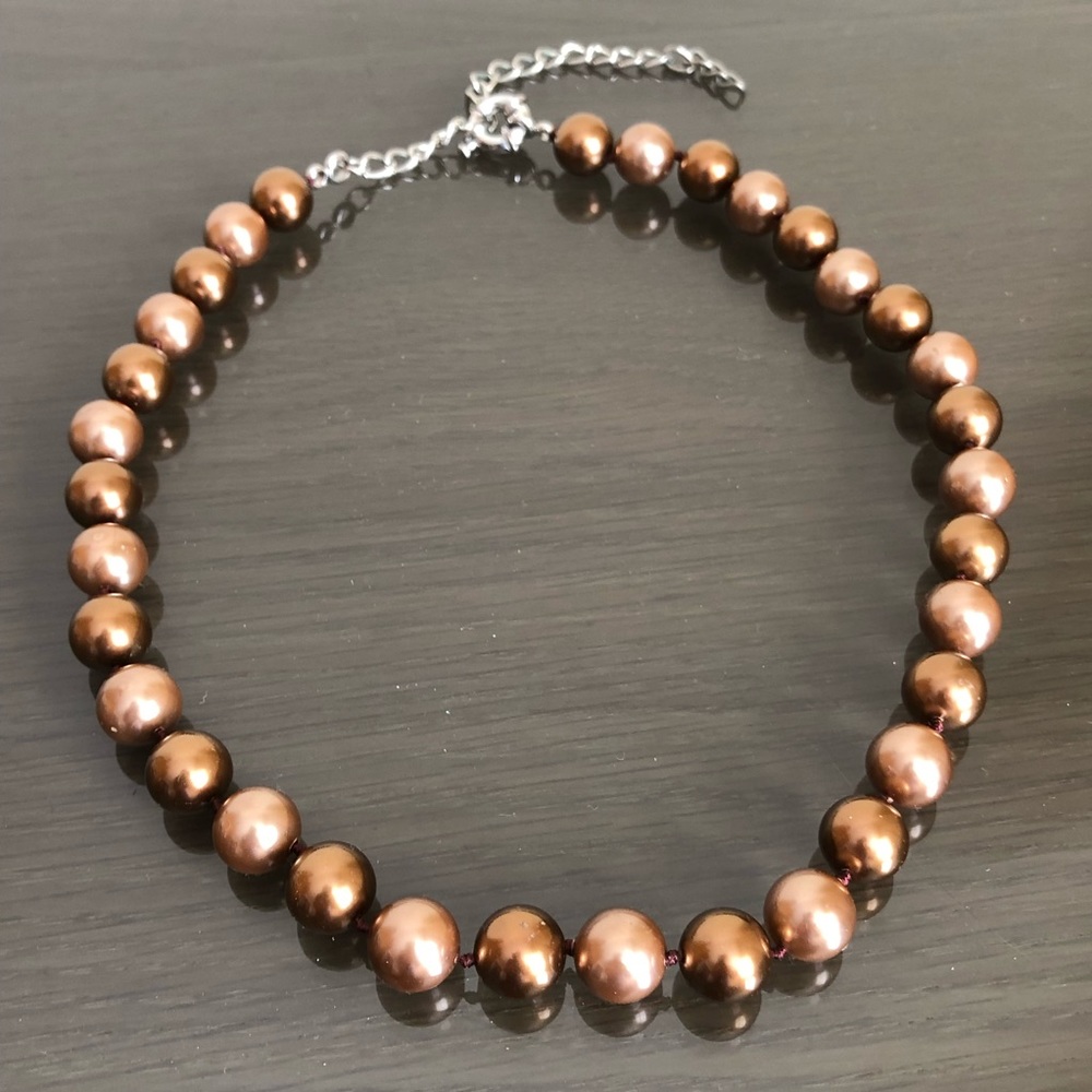 Brown faux pearl necklace - Picture 3 of 8